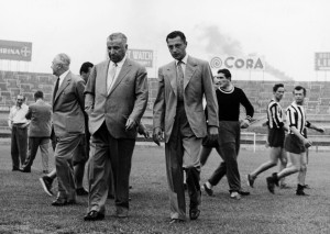 *********Foto Esclusive ********* Foto LaPresse10 anni dalla morte dell'Avvocato Giovanni Agnelli L'Avvocato Agnelli con la Juventus © LAPRESSE 22-08-1951 TORINO ECONOMIA STADIO COMUNALE DI TORINO NELLA FOTO: PRIMI ALLENAMENTI DELLA JUVENTUS CON LA PRESENZA DEL GEOM. MONATERI E L'AVV; GIANNI AGNELLI. BUSTA 851