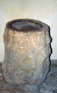 12 capitello acquasantiera