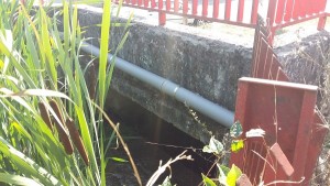 il canale fognario a cielo aperto che si immette sotto il pazzale dei vigili del Fuoco