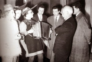 BATTAGLIA-DEL-BOROTALCO-Gagliaudo-accompagnato-dalla-fisarmonica-di-Gianni-Coscia-sotto-lattento-sguardo-di-Ennio-Dolfus-ed-Enrico-Foà-rende-omaggio-al-sindaco-Basile.1