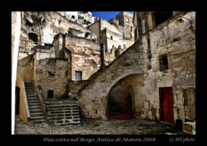 piazzetta-nel-borgo-antico-di-matera-7aca7582-c702-4867-ba63-0fb06adae09d